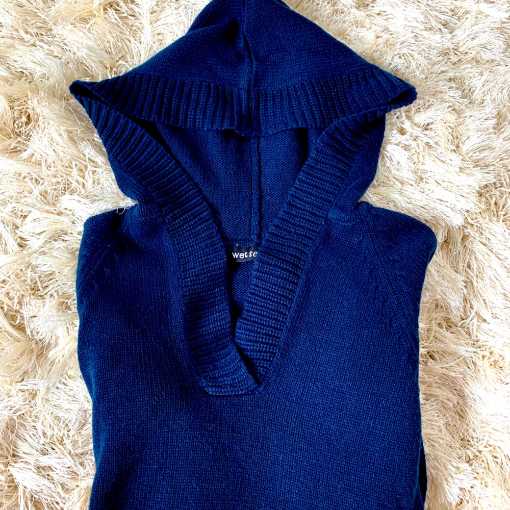 Navy hooded sweater